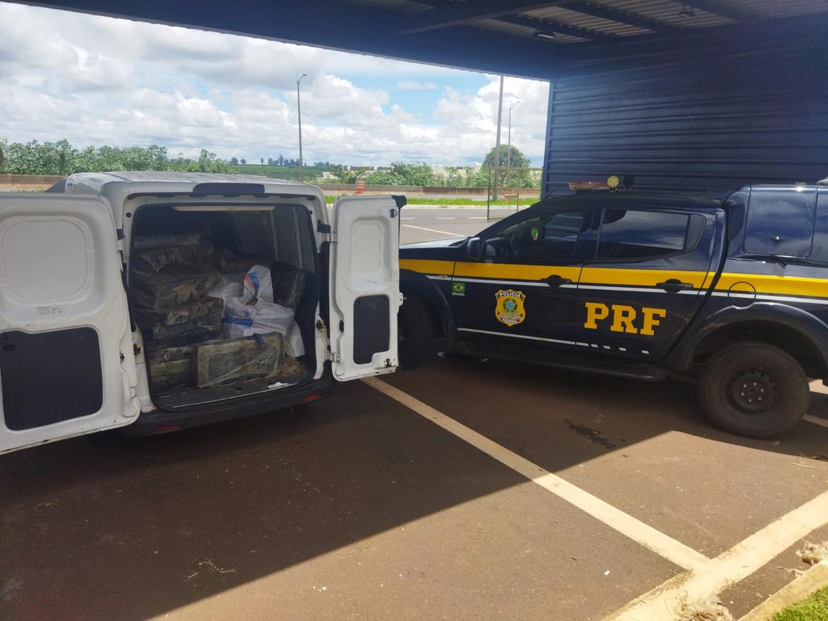 PRF apreende 562 kg de maconha após perseguição na BR-050 em Uberaba. (Foto/Divulgação/PRF)