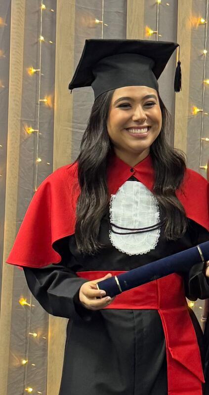 Abraços calorosos à formanda Marcella Pinheiro Frossard Duarte, nova advogada seguindo os passos de seus pais Adriana e Marcelo (Foto/Arquivo pessoal)