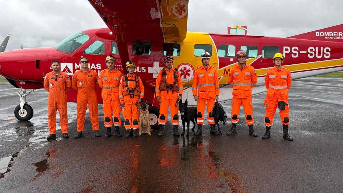 Seis militares do pelotão especializado e os cães embarcaram na aeronave Arcanjo. Os demais bombeiros seguiram por via terrestre, conduzindo viaturas e equipamentos de maior porte (Foto/Divulgação)