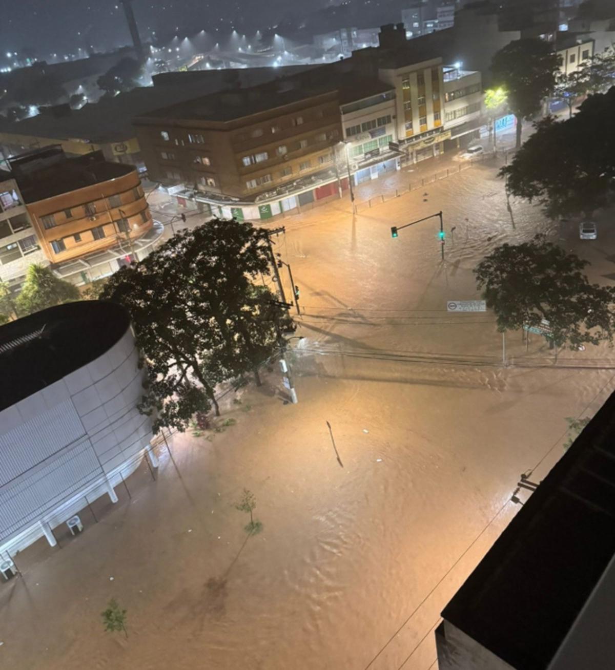 Chove forte em Juiz de Fora nesta quarta (25), av. dos Andradas no Centro da cidade (Foto/Reprodução/Redes sociais)