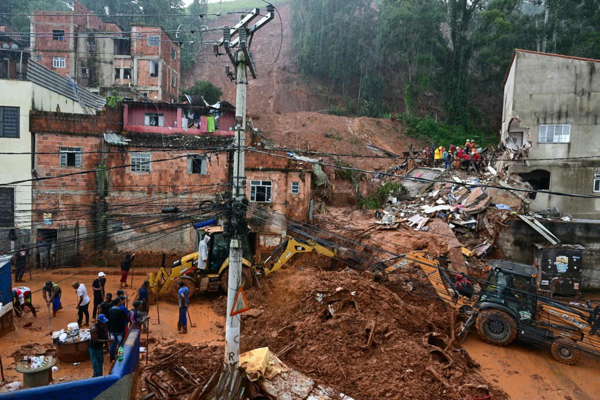 Desalojados por causa do temporal tem que deixar escola próxima a uma encosta (Foto/Rodney Costa)