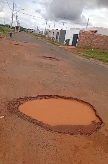 Conforme relatos, os buracos ficam próximos à Unidade Básica de Saúde (UBS) Lázaro Moreno e, por isso, geram preocupação na população (Foto/Reprodução)