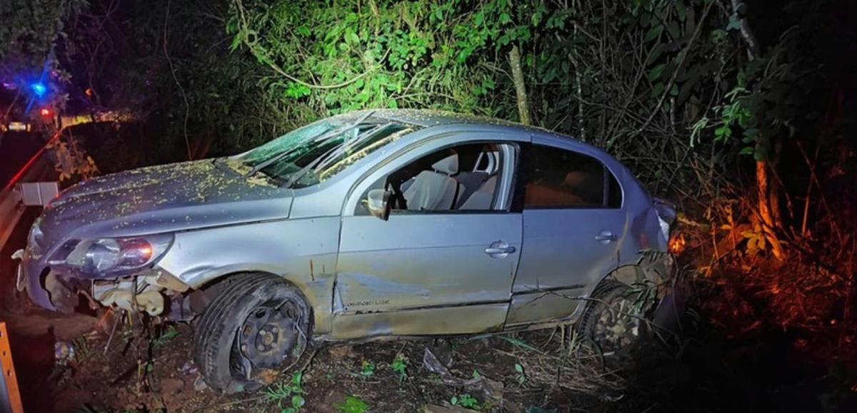 Condutor perdeu o controle do veículo e saiu da pista, após atropelar três capivaras. (Foto/PRMv/Divulgação)