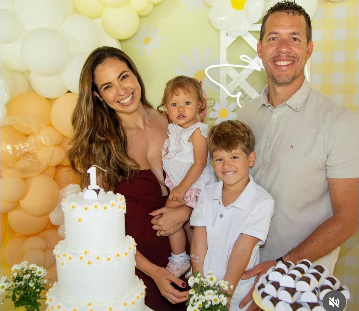 Faeza Rezende, o marido, Danilo, e o primogênito, Guilherme, comemoraram o primeiro aninho da caçulinha Clara (Foto/Divulgação)