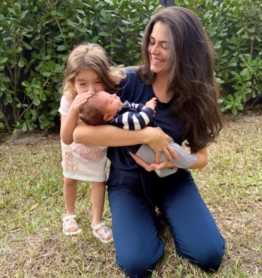 Marianne Faina e o marido, Matheus Fuzaro, deram as boas-vindas ao segundo filho do casal, Luca. Na foto, Mari com a primogênita, Anna (Foto/Divulgação)