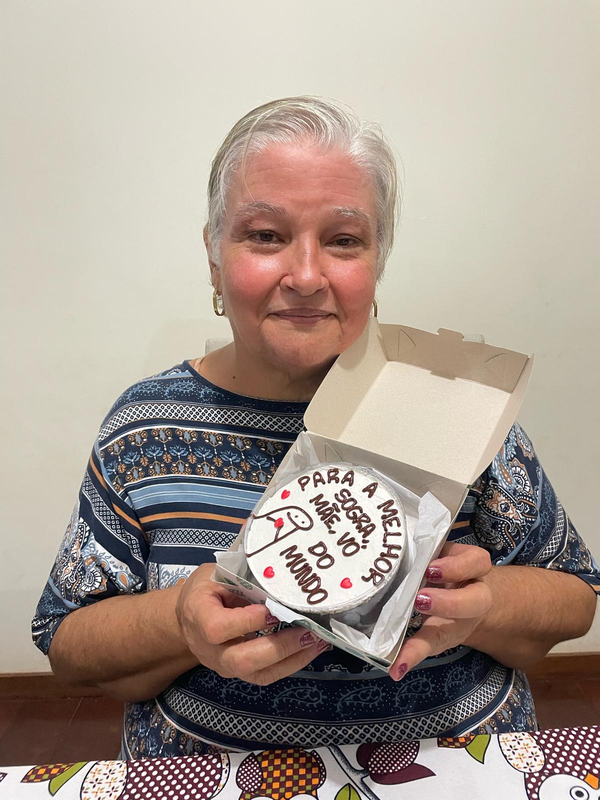 Querida sogra, vovó da Helena e supermãe, dona Virgínia, soprou as velinhas no dia 27/02. Parabéns! Muitas felicidades! (Foto/Divulgação)