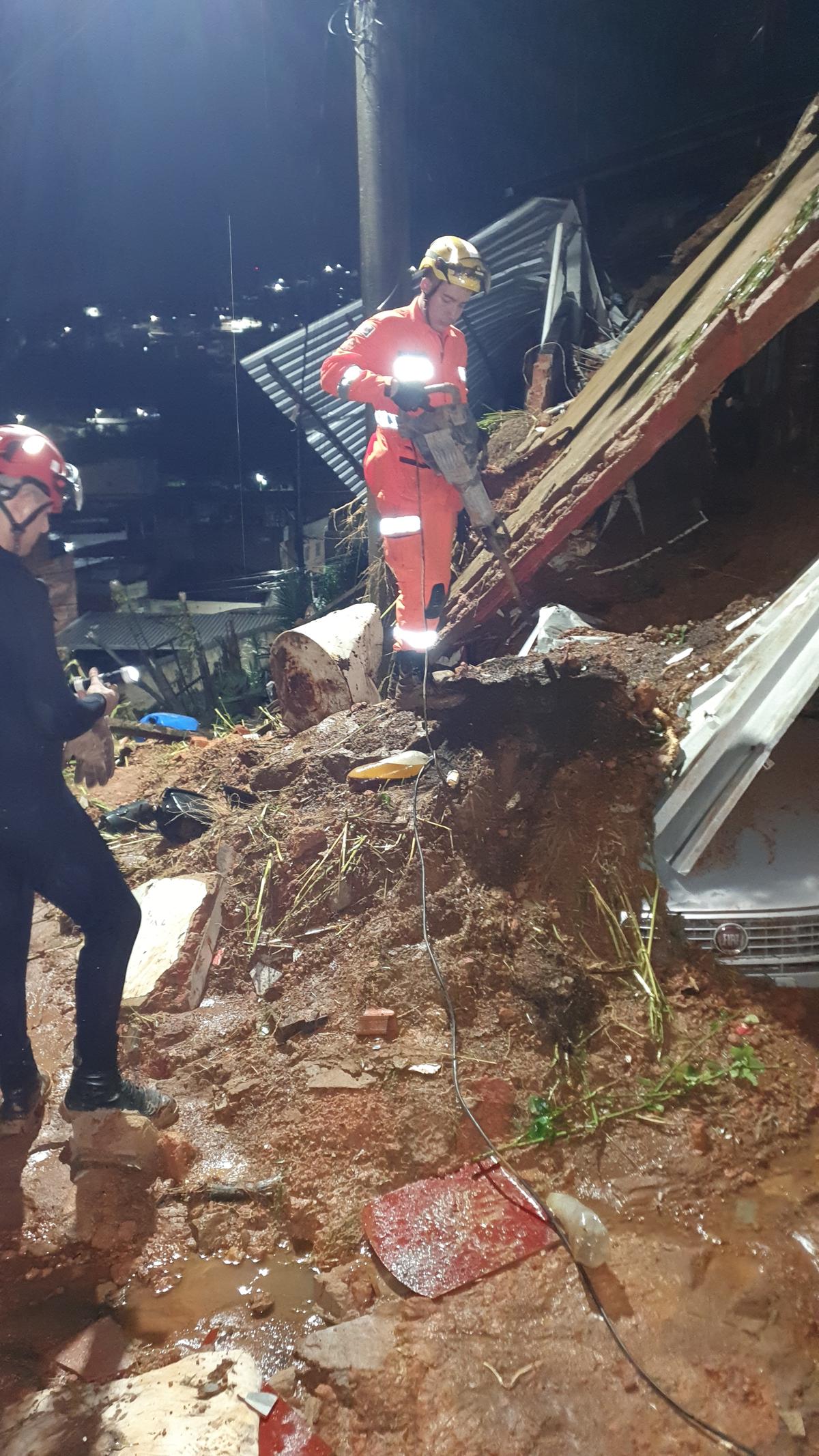 Corpo de Bombeiros de Uberaba atuando no resgate de vítimas na Zona da Mata (Foto/Divulgação)