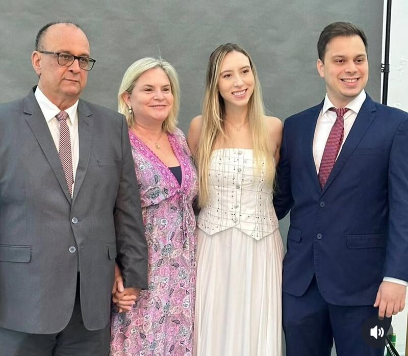 Mais brindes, desta vez para o jovem médico Rodrigo Aragão Andrade que acaba de concluir sua Residncia Médica em Cardiologia pelo famoso Instituto Dante Pazzanese. Na foto, o cardiologista com seus pais Adolfo Andrade e Luciana Aragão e Fernanda Baggio (Foto/Arquivo pessoal)