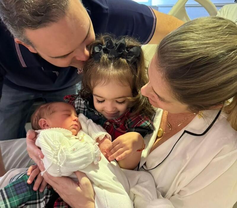 João Neto e Marina Derenusson, mais a filha Luiza festejam a chegada da segunda filh do casal, a princesa Vitória (Foto/Arquivo pessoal)