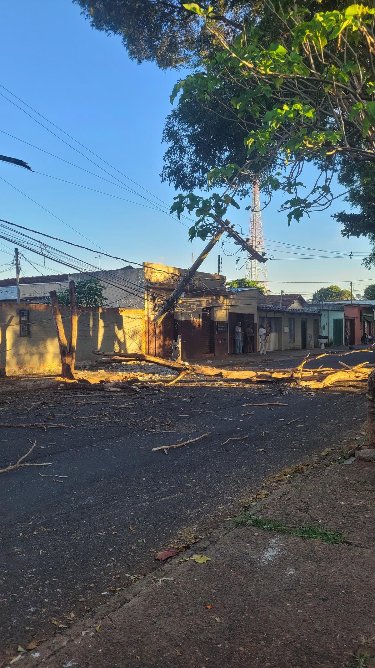 Poste caiu na Rua São Mateus, no bairro Abadia, e deixou 190 imóveis sem energia na tarde desta terça-feira. (Foto/Reprodução)