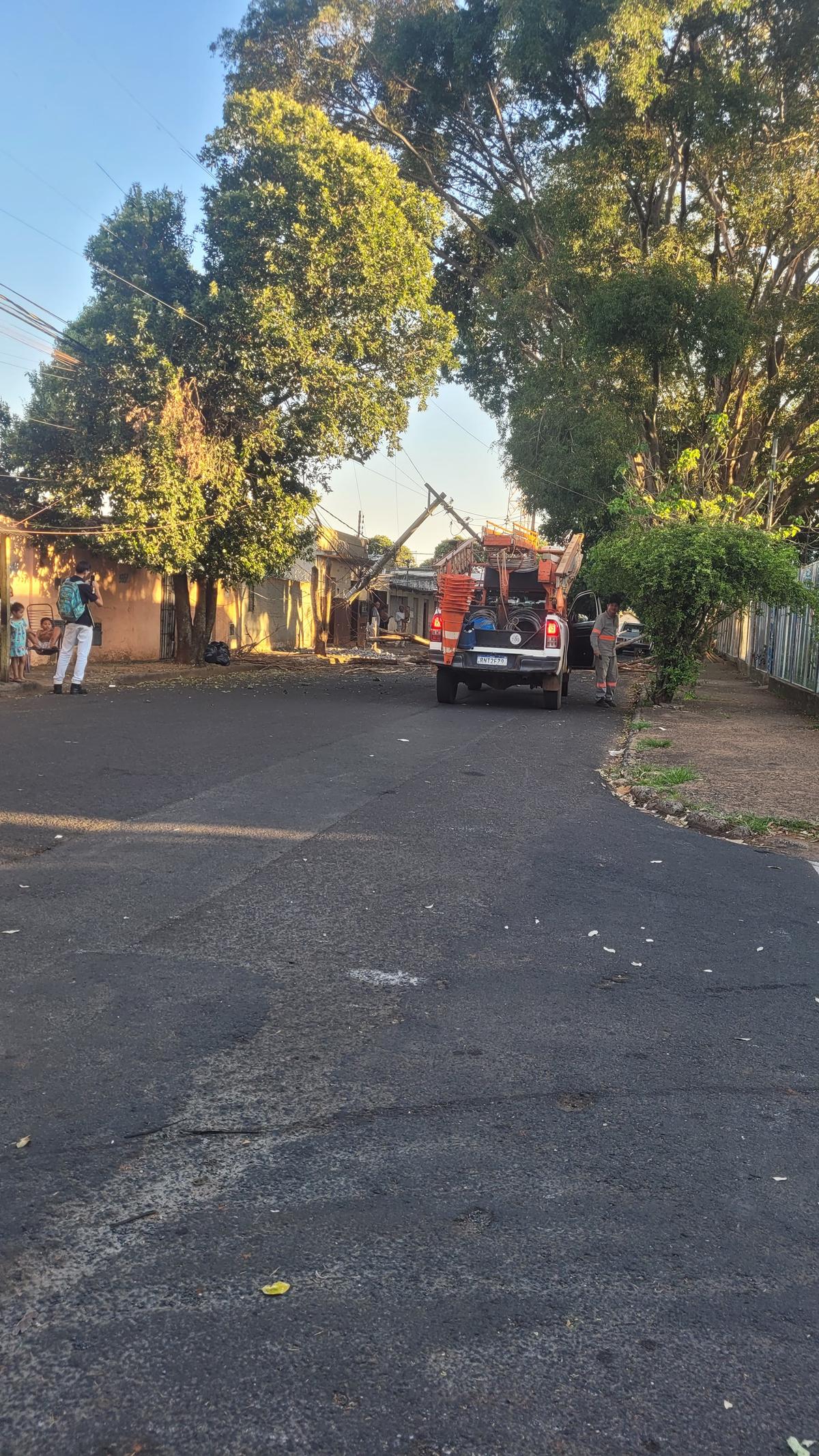 Equipes da Companhia Energética de Minas Gerais trabalham no local; fornecimento deve ser normalizado até as 23h. (Foto/Reprodução)