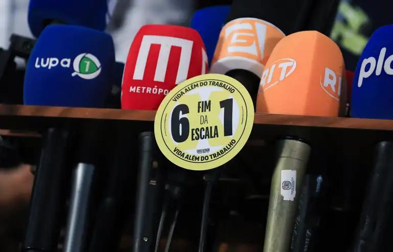 A PEC pretende modificar dispositivos constitucionais sobre jornada de trabalho, com possibilidade de reduzir a carga semanal ou reformular a escala 6×1, modelo comum no comércio, supermercados, indústria e setor de serviços (Foto/Reprodução)