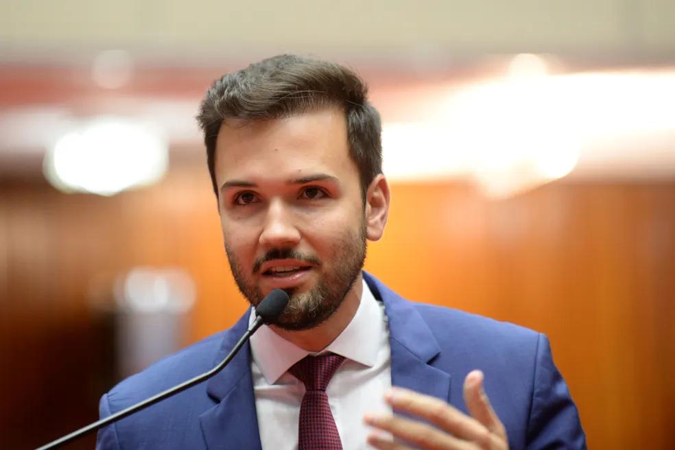 Tadeu Leite (MDB), foi aprovado, em sessão plenária nesta quarta-feira (4), por 69 votos favoráveis (Foto/Reprodução)