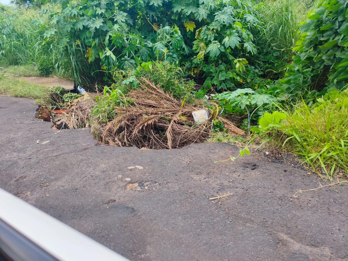 “Tem crianças que brincam na rua, tem idosos, para alguém se machucar é um perigo”, afirma um morador (Foto/Reprodução)