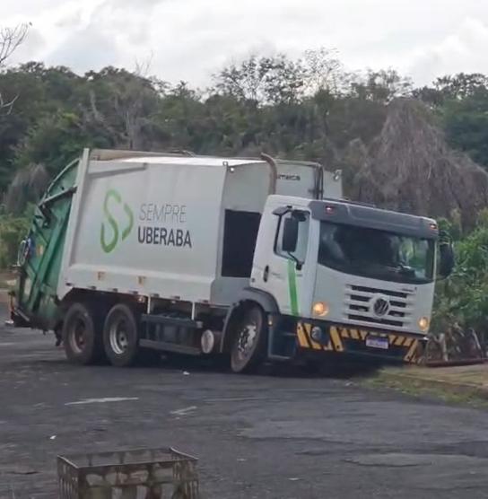 A via já havia sido alvo de reclamações no fim do ano passado, quando um caminhão de lixo ficou preso no local (Foto/Reprodução)