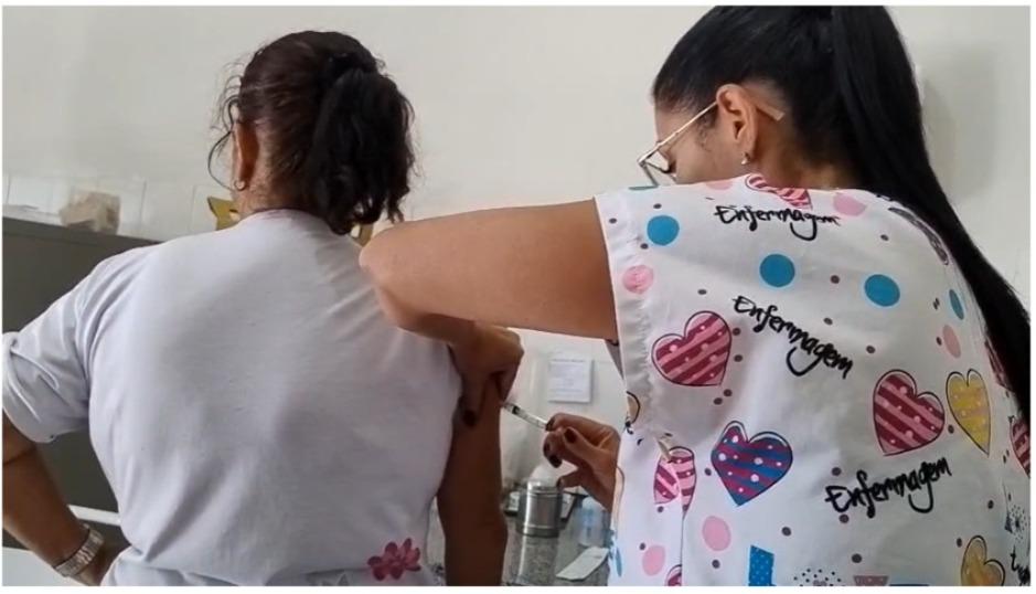 Vacinação contra a dengue para trabalhadores da Atenção Primária à Saúde começou nesta quarta-feira (4) em Uberaba, com 2.119 doses do imunizante Butantan-DV destinadas a profissionais do SUS. (Foto/Divulgação/PMU)