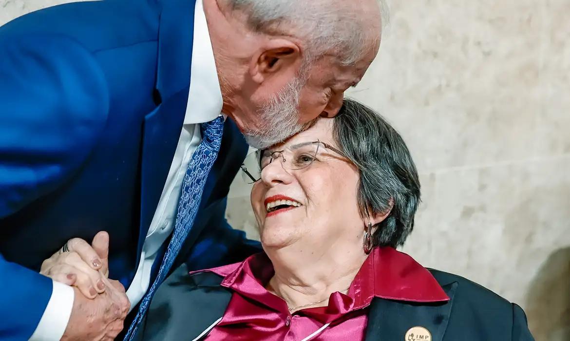 Maria da Penha e o presidente Luiz Inácio Lula da Silva durante seminário em Brasília que debateu medidas de enfrentamento à violência contra meninas e mulheres no Brasil. (Foto/Ricardo Stuckert/PR)