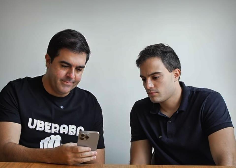 Franco Cartafina e Caio Godoi em trecho do vídeo publicado nas redes sociais, no qual comentam declaração de Eduardo Cunha sobre possível representação política de Uberaba; fala motivou reação do político e anúncio de medidas judiciais. (Foto/Reprodução)