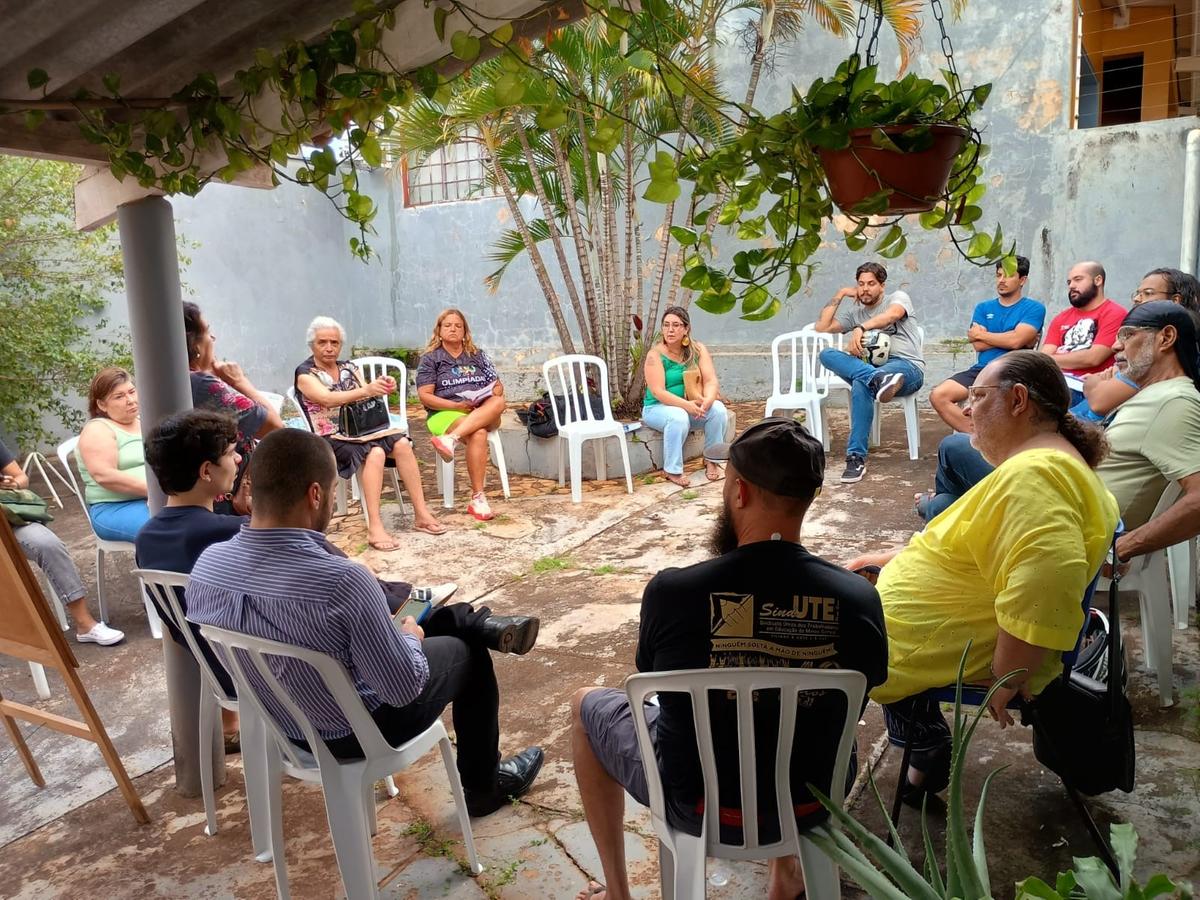 Professores em Uberaba realizaram assembleia com representantes da categoria e decidiram pela adesão à greve. (Foto/Divulgação)