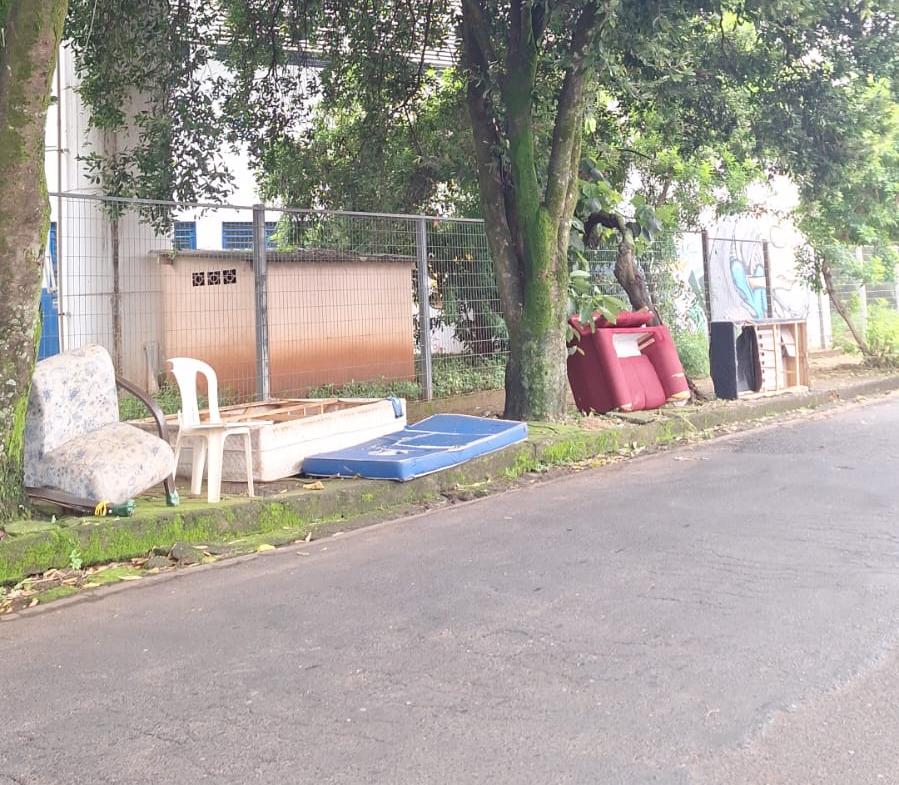 Cata-Treco realiza a coleta, transporte e destinação final de sofás, colchões, móveis e outros objetos volumosos descartados pela população, mas somente mediante agendamento prévio pelo Fale 115 ou pelo WhatsApp: (34) 99938-2657 (Foto/Reprodução)