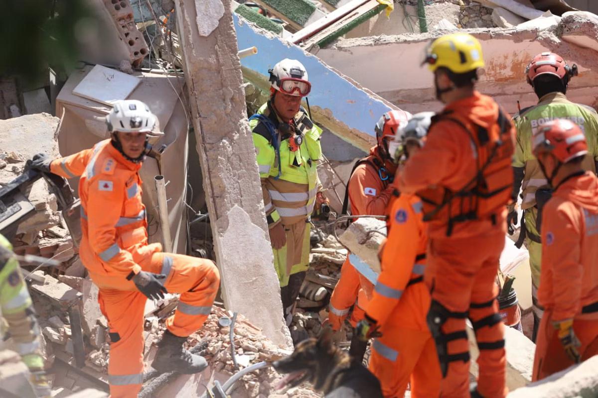 Bombeiros trabalham para localizar todas as vítimas do desabamento (Foto/ALEX DE JESUS/O TEMPO)