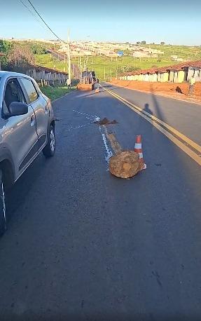“No lugar de máquinas operando, usaram esse trambolho para sinalizar. Eu queria saber quem foi o homem das cavernas que orientou isso”, questiona motorista (Foto/Reprodução)