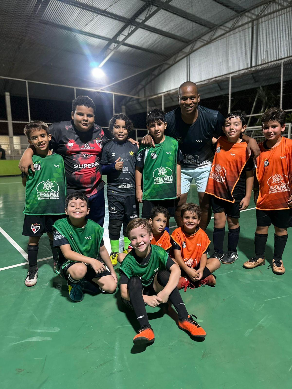 Projeto atende cerca de 25 crianças e utiliza o futebol como ferramenta de inclusão e desenvolvimento. (Foto/Divulgação)