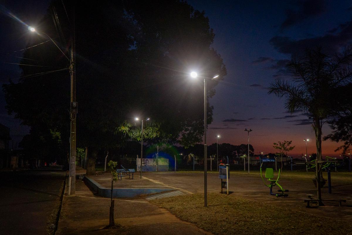 Projeto de R$ 1,3 milhão instala 182 luminárias e amplia segurança na Praça Zé do Tiro. (Foto/Divulgação/PMU)