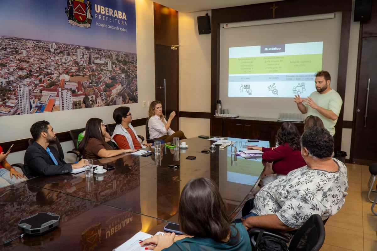 Proposta de reajuste para os servidores que atuam no administrativo das escolas foi levada ontem à prefeita Elisa pela equipe da Educação. (Foto/Divulgação)