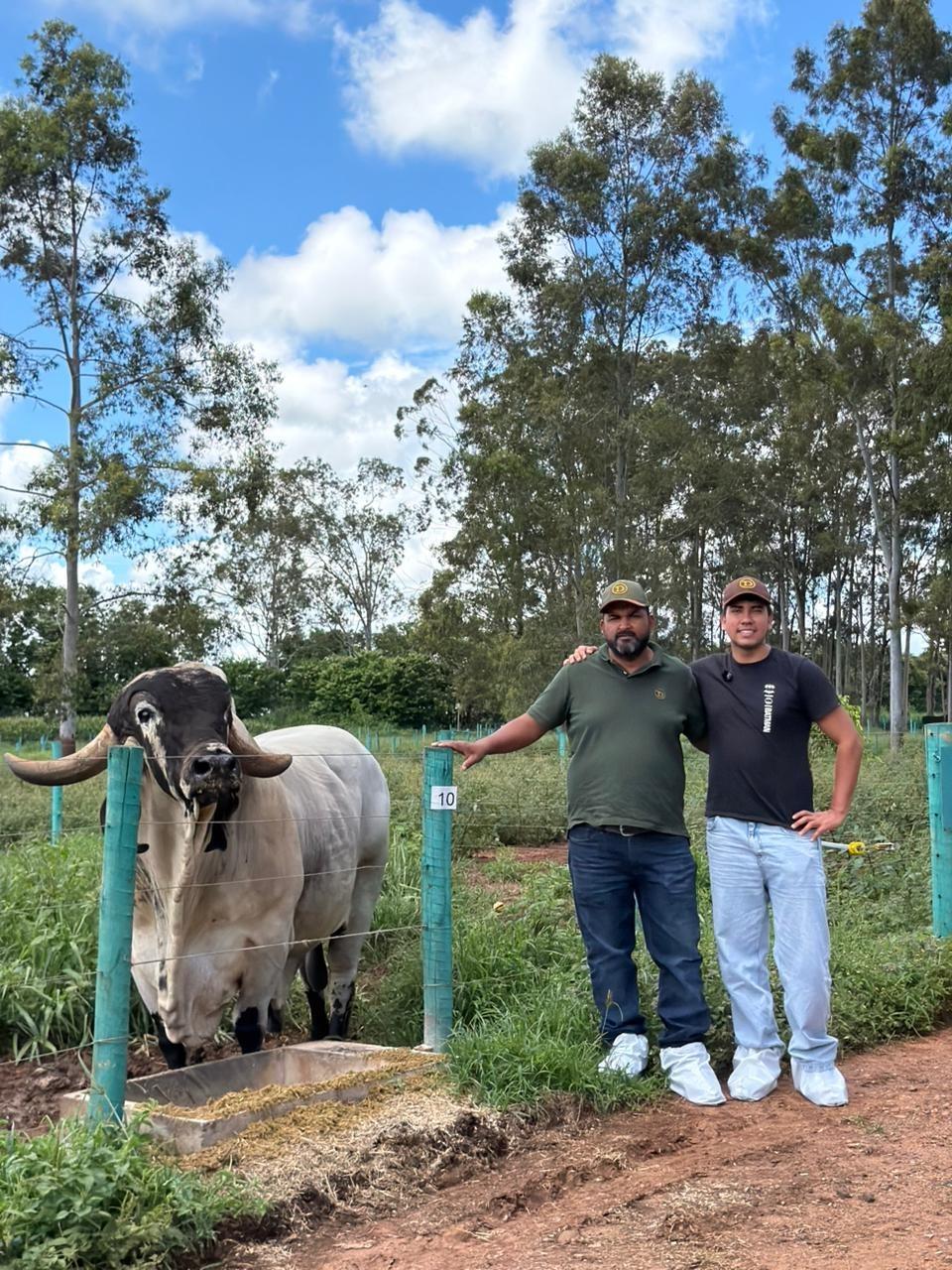 Interessado na pecuária leiteira, David (direita) quer dar continuidade ao negócio familiar no Equador (Foto/Divulgação)