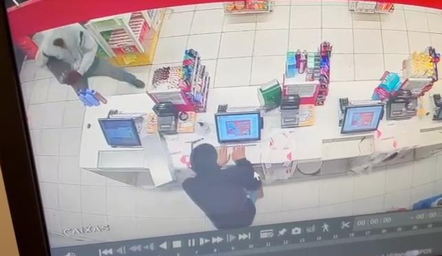 Cinco indivíduos encapuzados entraram no estabelecimento armados com faca e determinaram que as funcionárias se deitassem no chão (Foto/Reprodução)