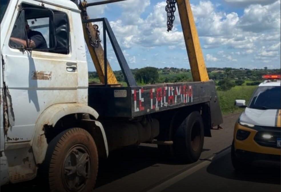 Caminhão VW utilizado para transporte de caçambas foi apreendido pela Polícia Militar Rodoviária após constatação de sinais de adulteração no chassi durante fiscalização na rodovia Ligação 798 (Foto/Divulgação)