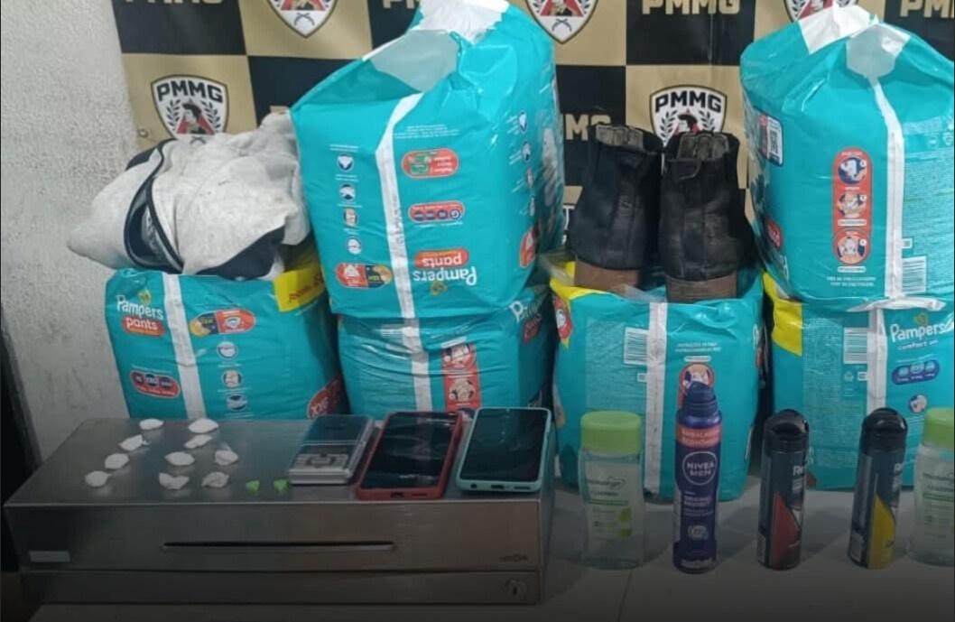 Materiais recuperados pela Polícia Militar após o assalto a uma farmácia no bairro Oneida Mendes, em Uberaba, incluindo dinheiro, produtos farmacêuticos, fraldas, cosméticos, celulares, além de facas e outros objetos utilizados na ação criminosa (Foto/Divulgação)