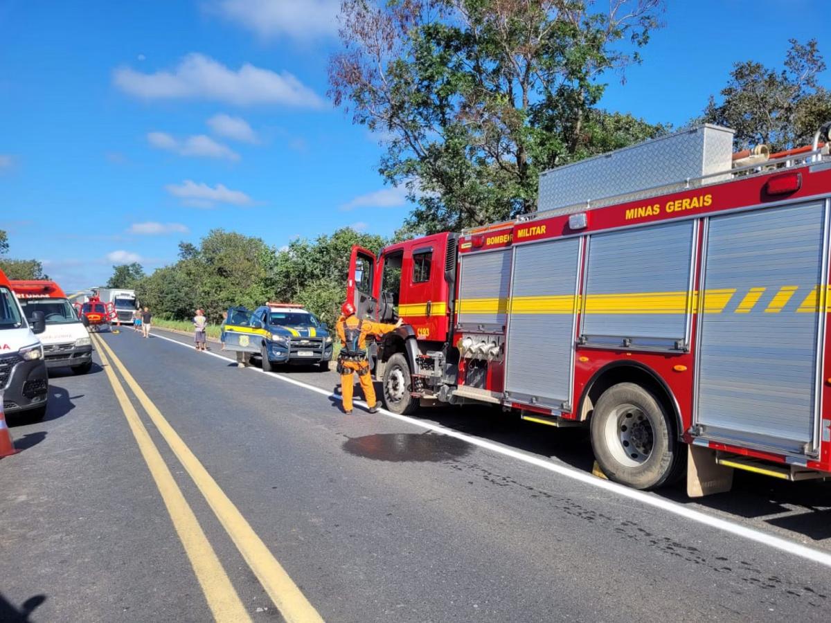 Bombeiros atendem vítimas de acidente envolvendo um ônibus no Norte de Minas (Foto/CBMMG/Divulgação)
