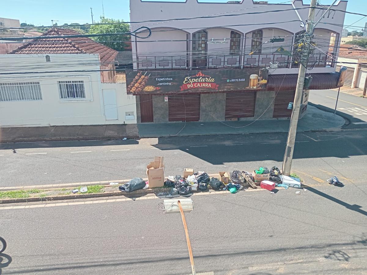 Posturas informa que posicionar sacos de lixo no canteiro central é considerado descarte irregular, estando o morador sujeito a multa de até R$ 8.113,76 (Foto/Divulgação)