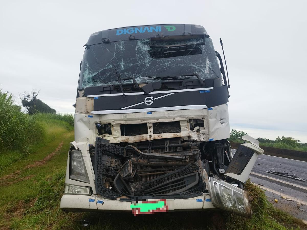 Colisão envolvendo duas combinações de veículos de carga e um cavalo trator foi registrada no sábado no km 166 da BR-050 e um motorista sofreu ferimentos leves (Foto/Divulgação)