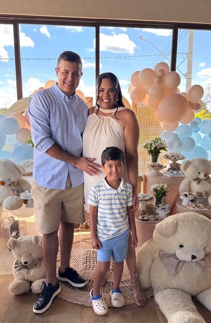 O chá de fraldas celebrou a doce espera pelo pequeno Théo, já imensamente amado pelos pais Kátia Santos e André Ferreira, e pelo irmãozinho Bernardo (Foto/Arquivo pessoal)