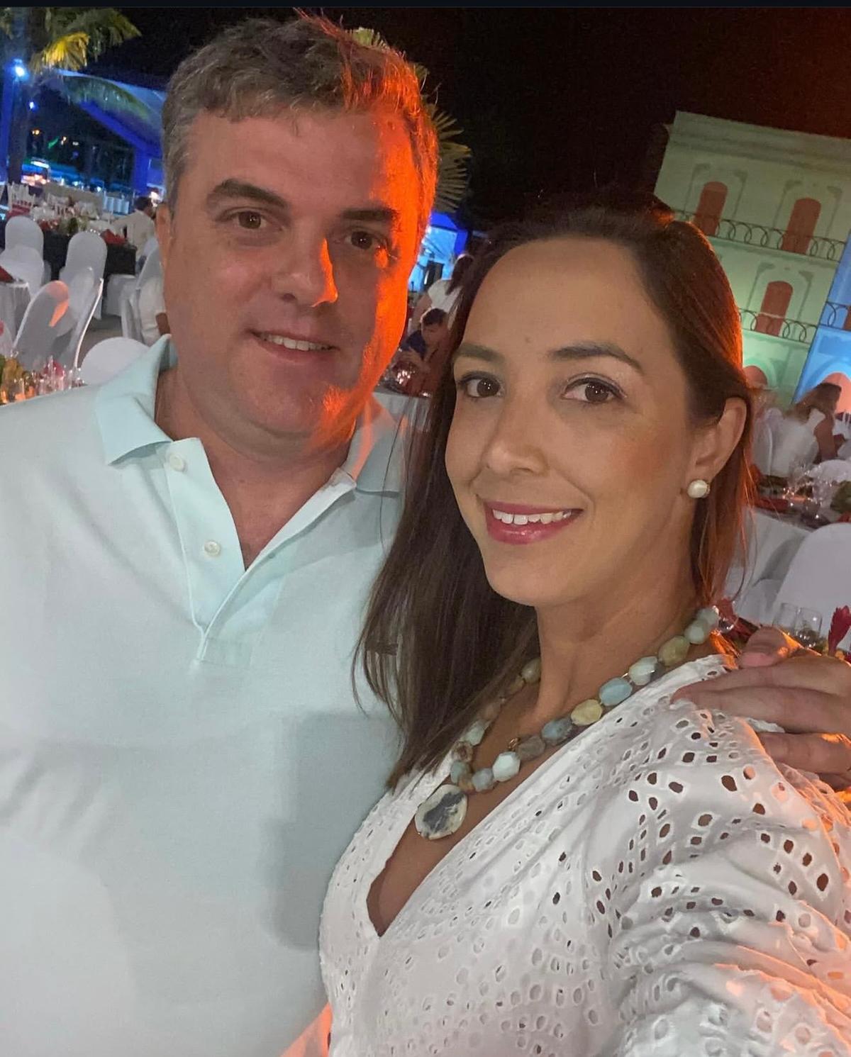 Ontem foi dia de celebrar a vida da arquiteta e minha amiga Mariana Segala, que brindou a data com o carinho do marido Rafael (Foto/Arquivo pessoal)
