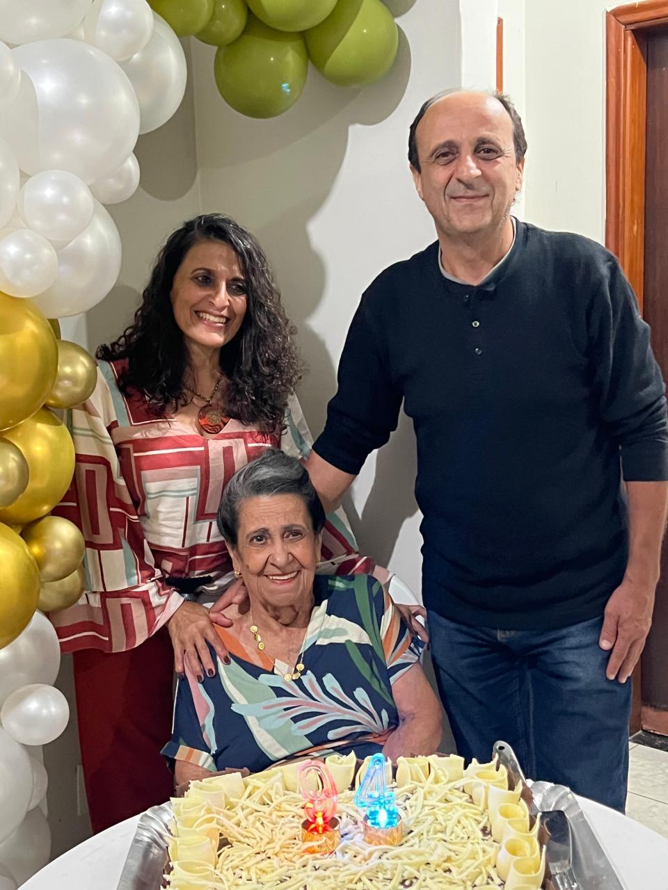 Em grande estilo, Zuleika Ferreira Natale festejou seus 94 anos. A celebração foi carinhosamente preparada pelos filhos Regina Beatriz e Nelson Natale. (Foto/Arquivo pessoal)