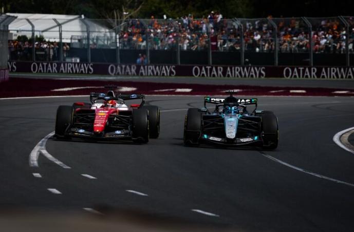 O duelo entre Russell e Leclerc animou as primeiras voltas (Foto/Reprodução)