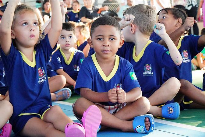 Cada estudante receberia anualmente um valor para comprar o uniforme em lojas credenciadas pelo município, permitindo às famílias escolher as peças, conferir a qualidade e garantir o tamanho adequado (Foto/Reprodução)