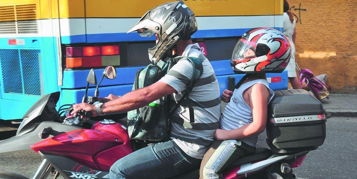 Pela regra atual, apenas crianças acima de 10 anos podem andar na garupa (Foto/Reprodução/Fernanda Carvalho)