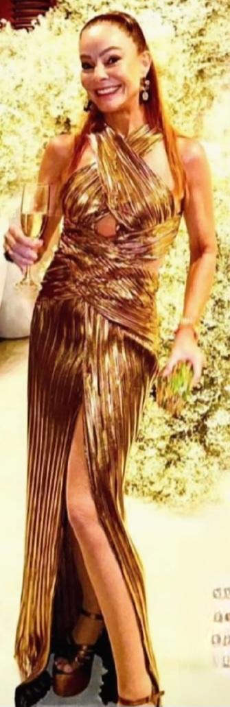 Mônica Hial Abreu, aniversariante do dia 9 de março festejou niver ontem e brindou comme il faut com seus incontáveis amigos – festão! (Foto/Arquivo pessoal)