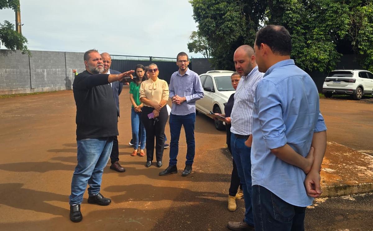 Vice-presidente da CEI, vereador Tulio Micheli; assessores do presidente, secretário adjunto do Meio Ambiente, Vinícius Arcanjo, e equipe técnica estiveram no aterro ontem. (Foto/Divulgação)