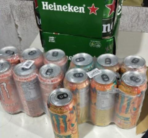 Fardos de cerveja e latas de energético apreendidas em distribuidora no bairro Volta Grande durante ação policial que investigava desvio de mercadorias de supermercado (Foto/Divulgação)