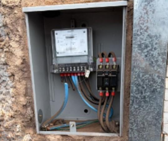 Padrão de energia de residência na rua João Scussel, no bairro Parque das Américas, foi violado durante furto de fios (Foto/Divulgação)