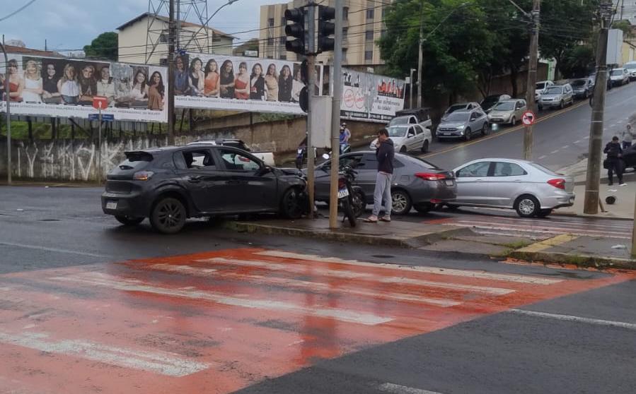 Equipes da Guarda Civil Municipal de Uberaba estão no local realizando o atendimento da ocorrência e auxiliando na organização do trânsito (Foto/Reprodução)