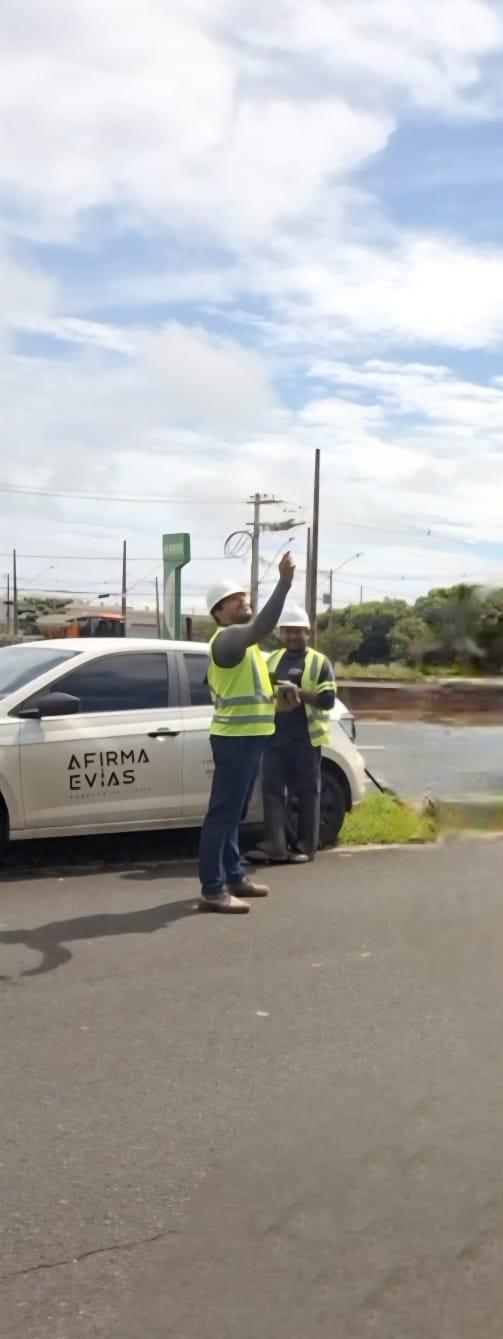 Equipe atua em futuro canteiro de obra da passarela na BR-050, em Uberaba (Foto/Sinarinha Rocha)