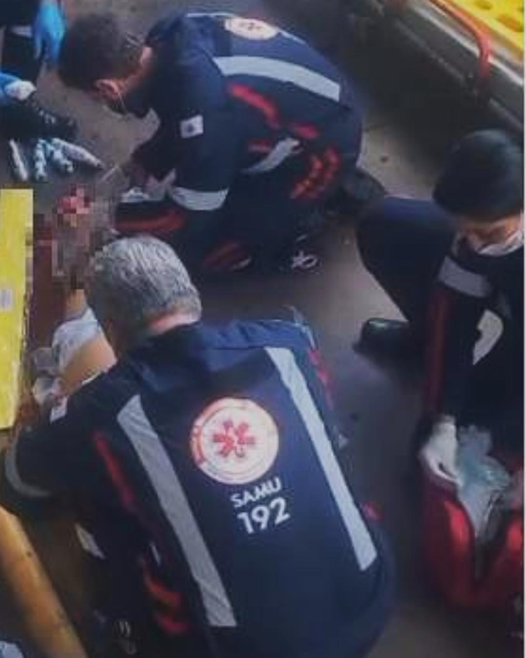 O acidente aconteceu na tarde de segunda-feira (9), quando a mulher caiu ao descer de um ônibus no terminal (Foto/Reprodução)