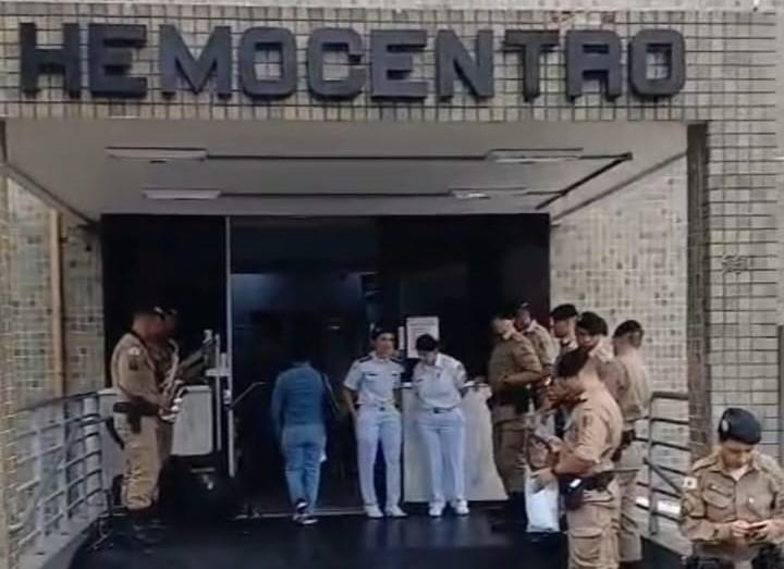 Policiais militares da 5ªRPM participam de campanha de doação de sangue no Hemominas, em apoio às vítimas das fortes chuvas que atingiram Juiz de Fora e cidades da Zona da Mata mineira (Foto/Divulgação)